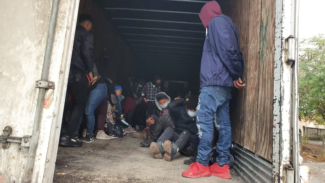 Detienen en México a 349 migrantes centroamericanos abandonados en camiones que pretendían llegar a EE.UU.