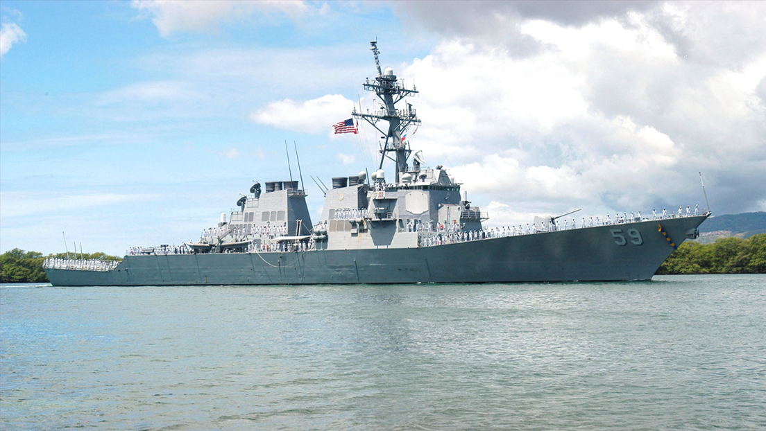 Un buque de guerra de EE.UU. navega por el disputado mar de la China Meridional