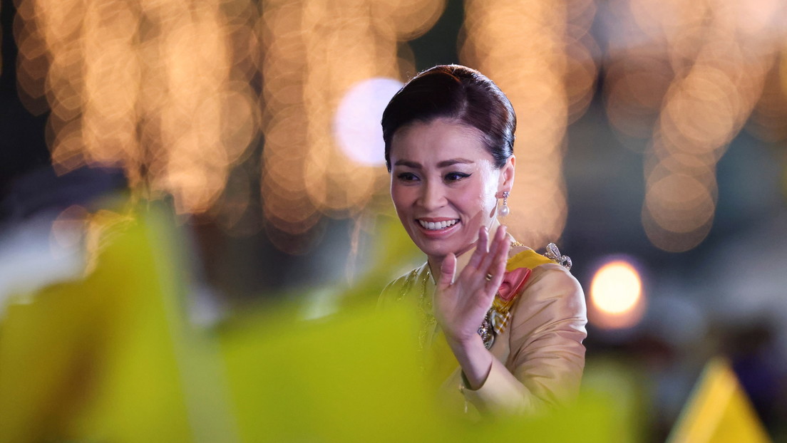 La reina de Tailandia reaparece en público tras una larga ausencia vinculada a un escándalo con fotos íntimas