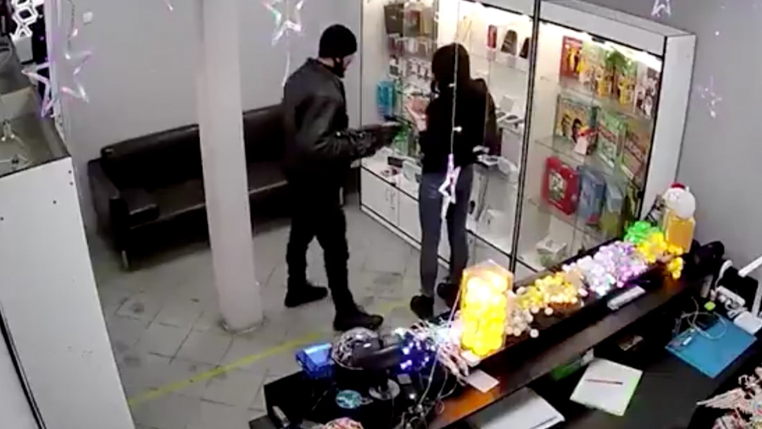 VIDEO: Un hombre atraca una tienda de móviles en Rusia con una percha