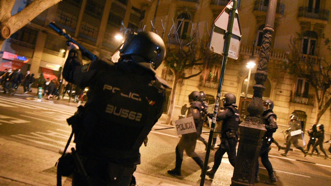 VIDEOS: Fuerte represión policial en Valencia contra los manifestantes que marcharon por la encarcelación del rapero español Pablo Hasél