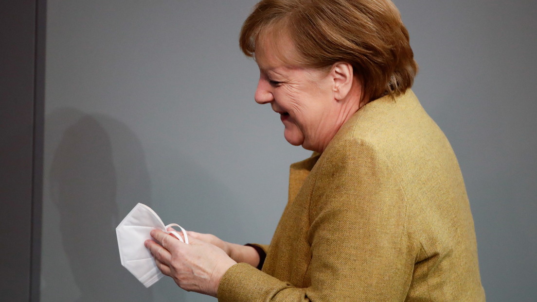 VIDEO: Angela Merkel olvida ponerse la mascarilla y su reacción se hace viral en la Red