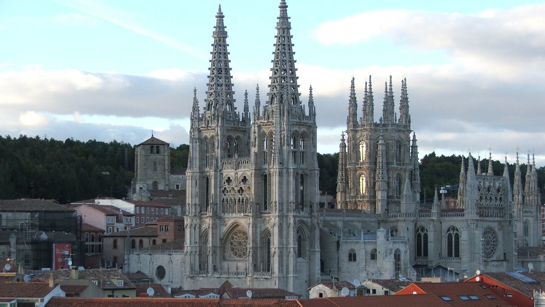 "Atropello artístico": Polémica en España por los nuevos portones que pretenden poner en la fachada principal de la Catedral de Burgos