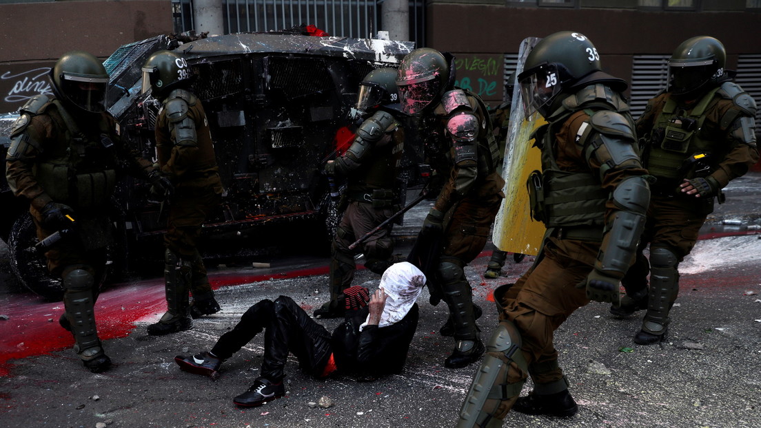 VIDEO: Un oficial de Carabineros derriba por la espalda, inmoviliza y luego arrastra a un manifestante para detenerlo en Santiago de Chile