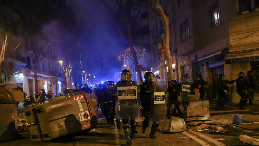 Por octavo día consecutivo, cientos protestan en Barcelona por el encarcelamiento del rapero Pablo Hasél