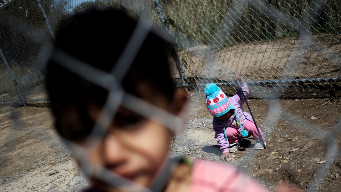 Más de 700 niños permanecían detenidos en la frontera entre México y EE.UU. en medio del aumento en los cruces de menores no acompañados