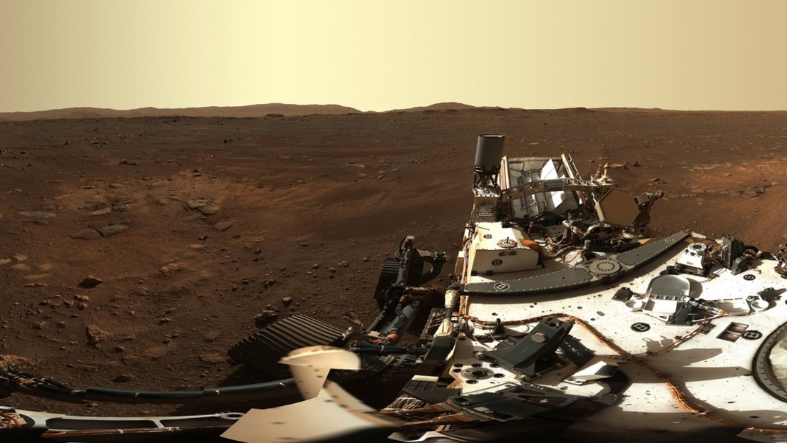 FOTOS: El róver Perseverance capta una panorámica de Marte en alta resolución y el impacto en su etapa de descenso