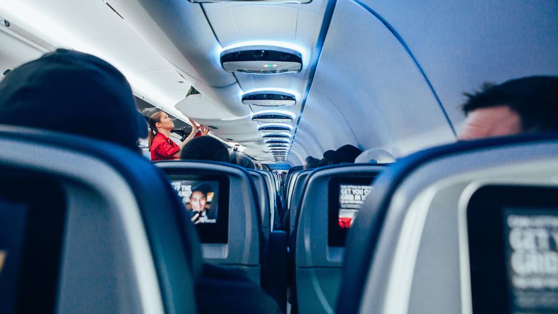 Una azafata revela cómo su tripulación dejó por error a una pasajera dormida en un avión vacío