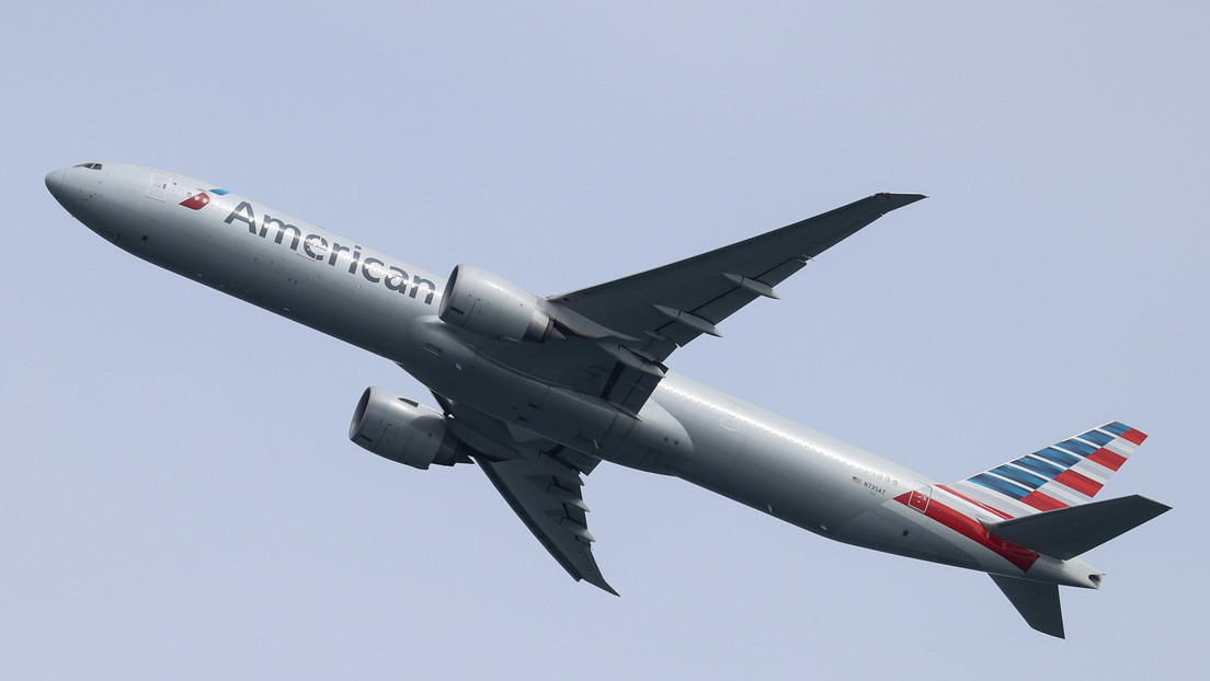 Un piloto de American Airlines afirma haber visto un "objeto largo y cilíndrico" sobrevolando su avión