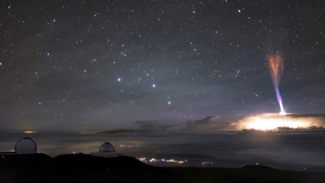 Captan una impresionante imagen de dos raros fenómenos de descargas eléctricas en el cielo de Hawái