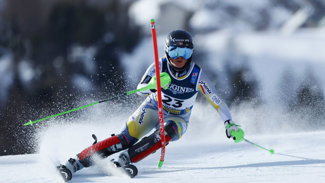 Una esquiadora se fractura una pierna y grita de dolor tras una violenta caída durante un descenso a alta velocidad (VIDEO)