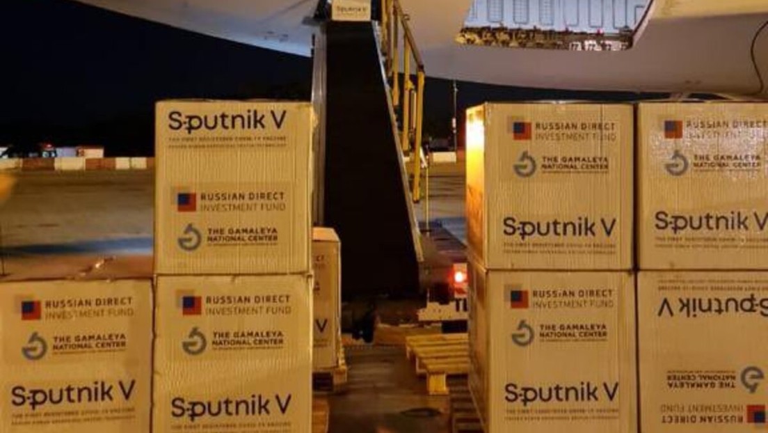 Aterriza en Argentina uno de los dos nuevos vuelos que transportarán al país más dosis de la vacuna rusa Sputnik V