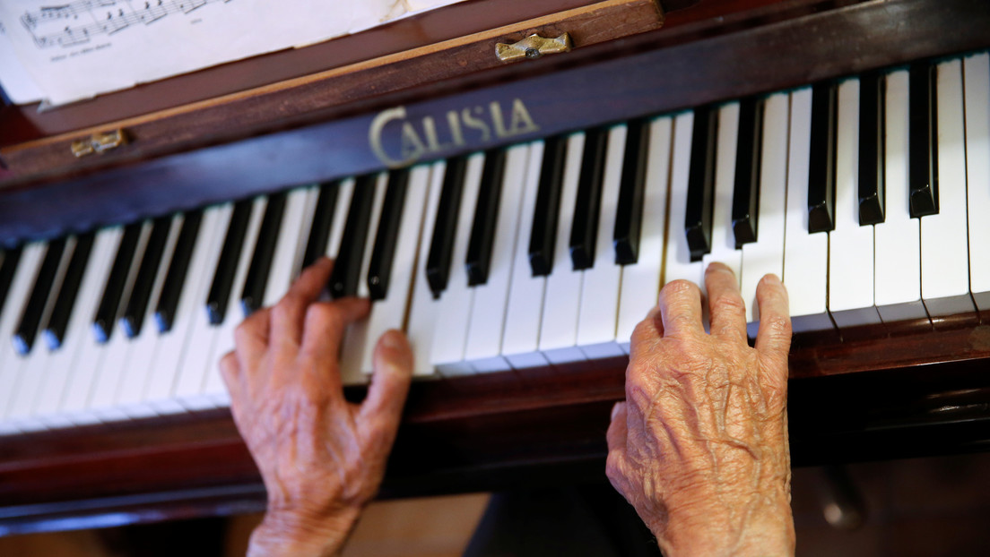 VIDEO: Un anciano con la cabeza y el rostro cubiertos de tatuajes sorprende tocando un piano con gran habilidad y sin partituras