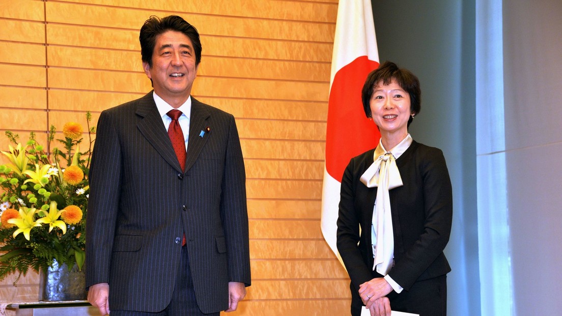 Una empleada del gabinete japonés dimite por una cena con un hijo del primer ministro