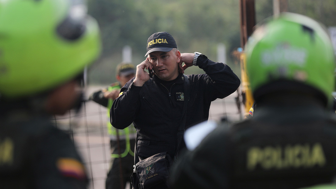 VIDEO: Un colombiano lanza un ladrillo a un ladrón y golpea a un policía en la cabeza