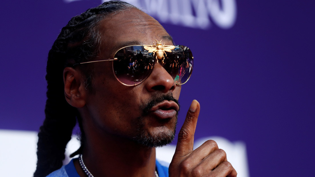 Snoop Dogg se enfada mientras juega a un videojuego y se va sin apagar la transmisión en Twitch (VIDEO)