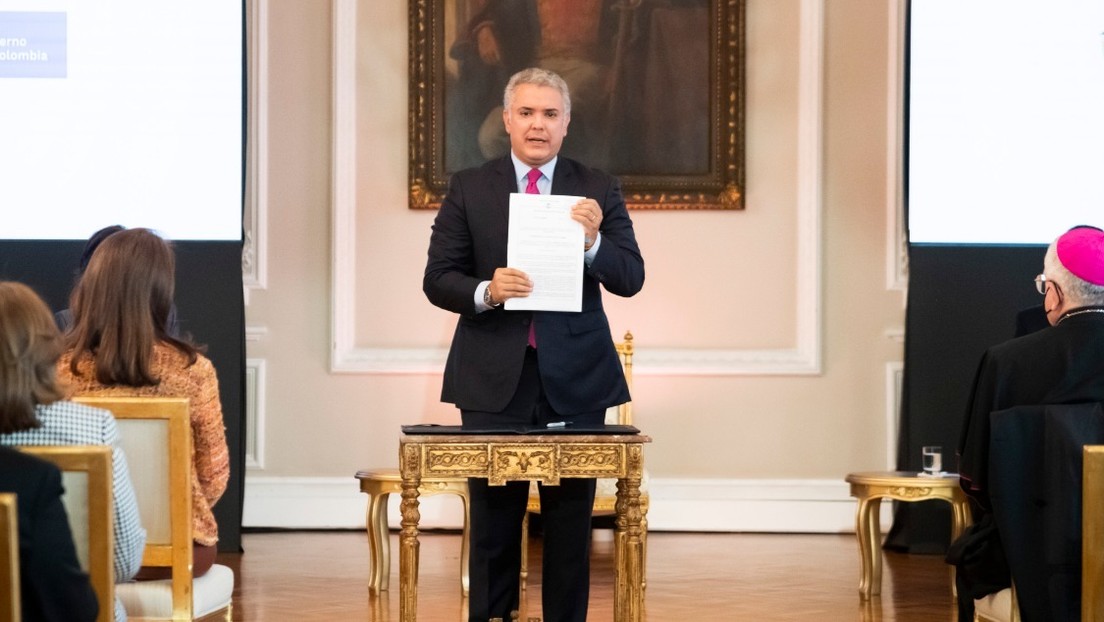 Duque firma el decreto para regularizar a los migrantes venezolanos en Colombia
