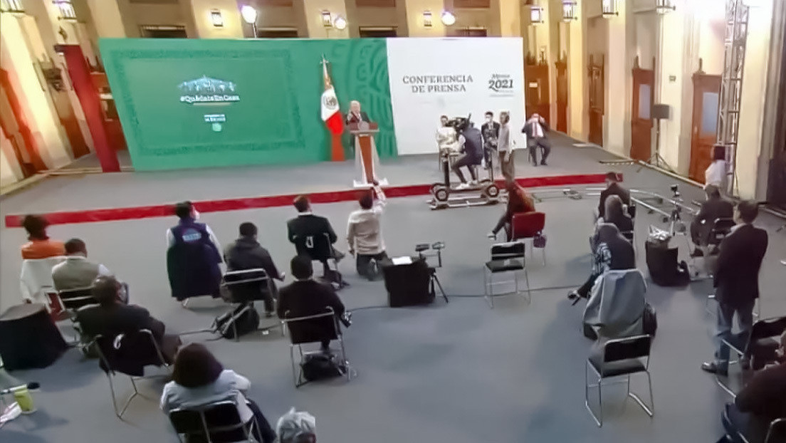 VIDEO: Un reportero pide la palabra de rodillas durante la conferencia matutina de López Obrador