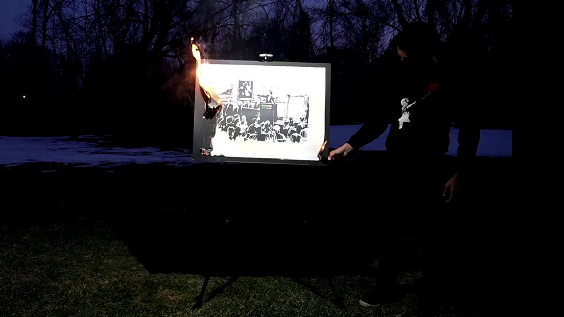 VIDEO: Queman en vivo una obra de Banksy valorada en 95.000 dólares para convertirla en ciberarte