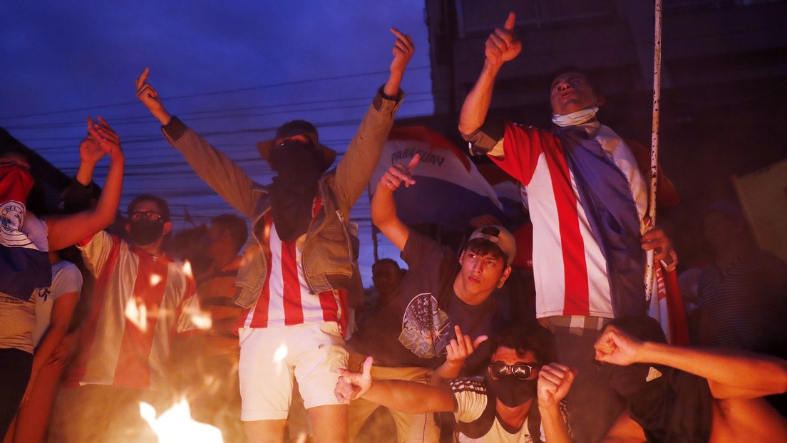 Mario Abdo pide a sus ministros que pongan sus cargos a disposición tras multitudinaria protesta en Paraguay