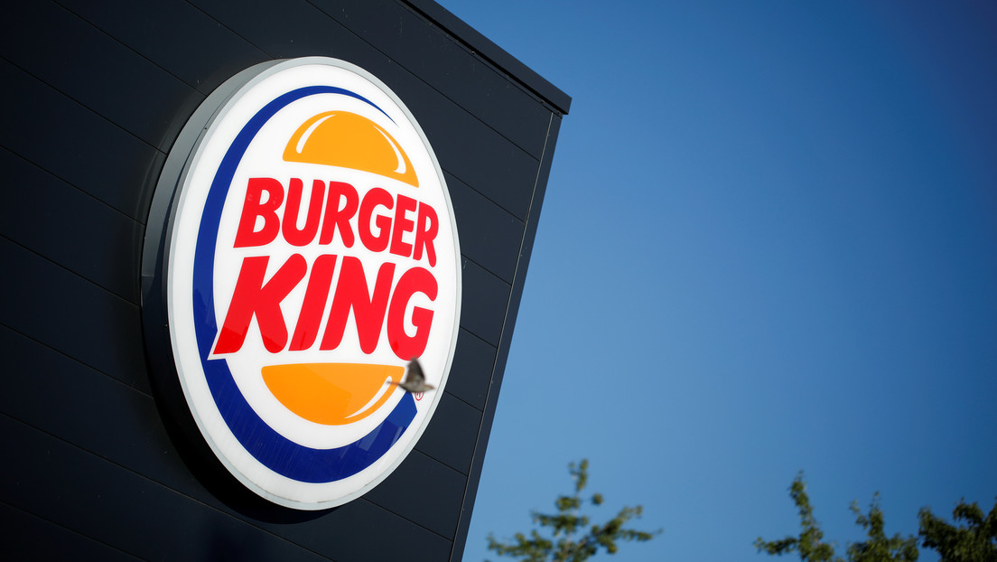 Burger King tuitea que "las mujeres pertenecen a la cocina" para promocionar una beca, es fuertemente criticado e incluso recibe una respuesta de KFC