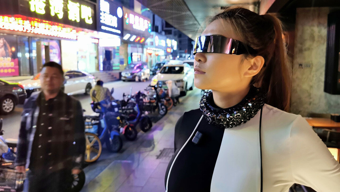 Una 'youtuber' crea un collar al estilo 'Cyberpunk' que bloquea los micrófonos e impide que la espíen