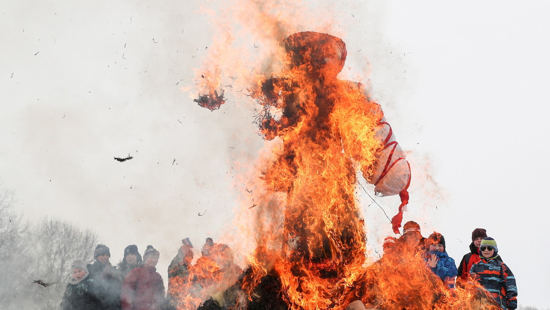VIDEO: Un trabajador escapa 'por los pelos' de la explosión de un espantapájaros ardiente durante las festividades de la Máslenitsa