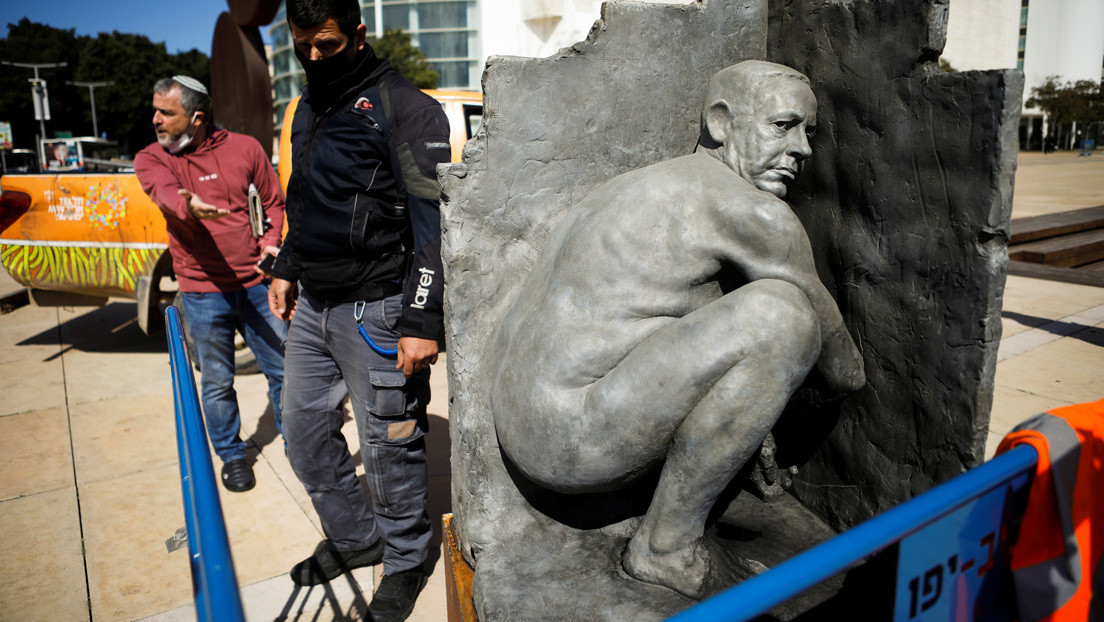 Aparece una estatua de Netanyahu desnudo y aparentemente defecando a pocos días de las elecciones en Israel (FOTOS)