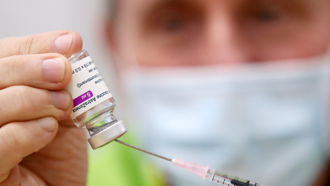 Regulador médico británico: La vacuna de AstraZeneca no causa coágulos de sangre