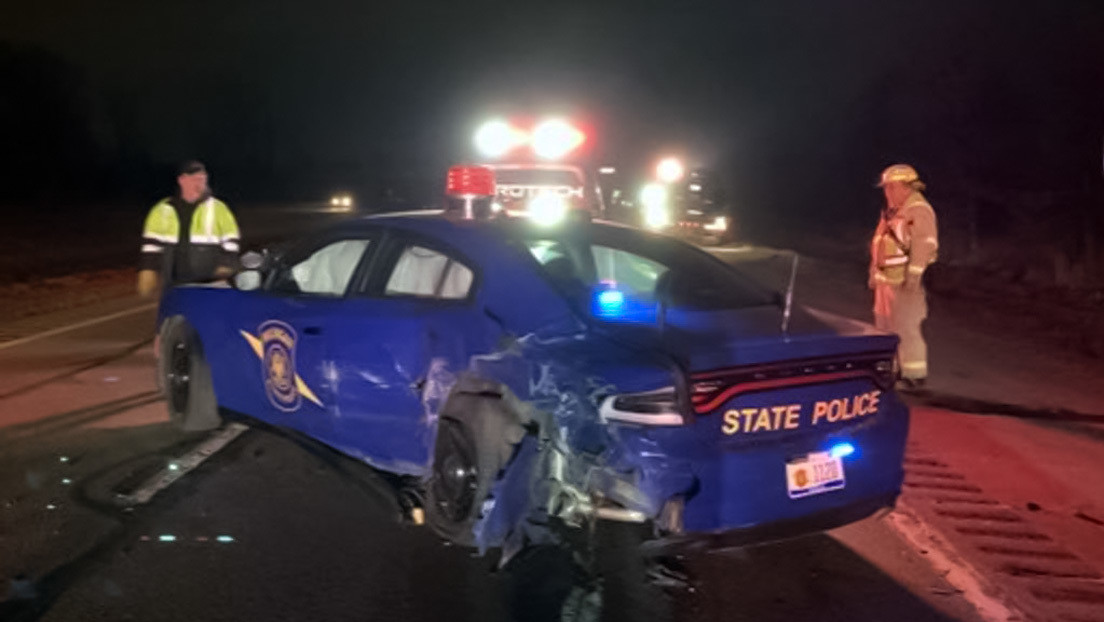 Conductor de un Tesla en piloto automático choca contra un vehículo policial en EE.UU.