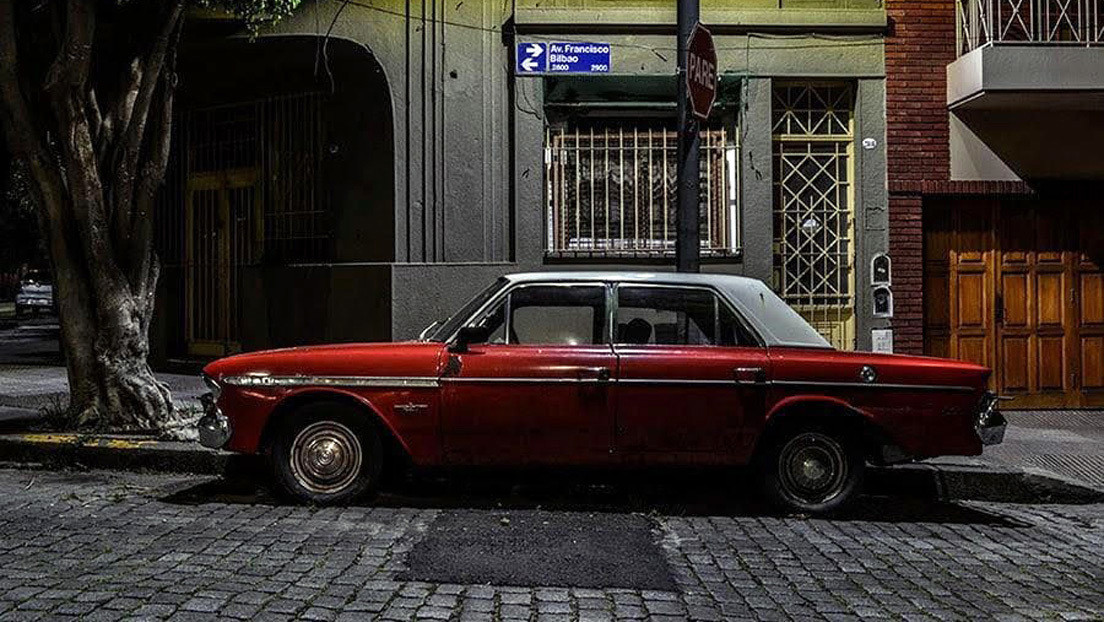 Gerardo Korn, el 'cazador nocturno' que recorre las calles de Buenos Aires para fotografiar autos clásicos abandonados