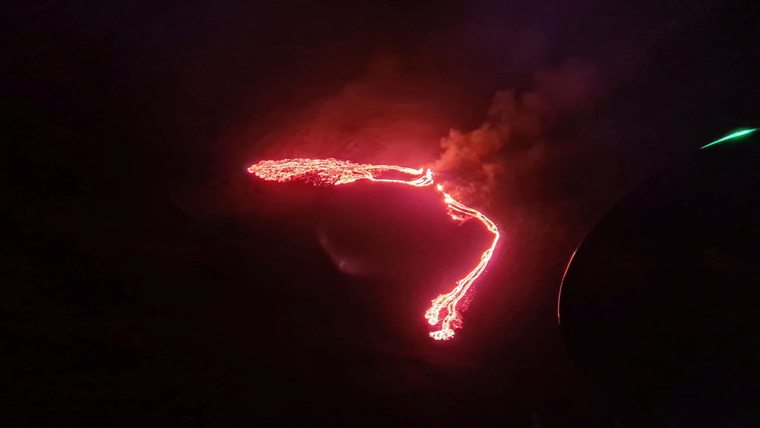 Entra en erupción un volcán cercano a la capital de Islandia tras miles de temblores registrados (VIDEO, FOTOS)