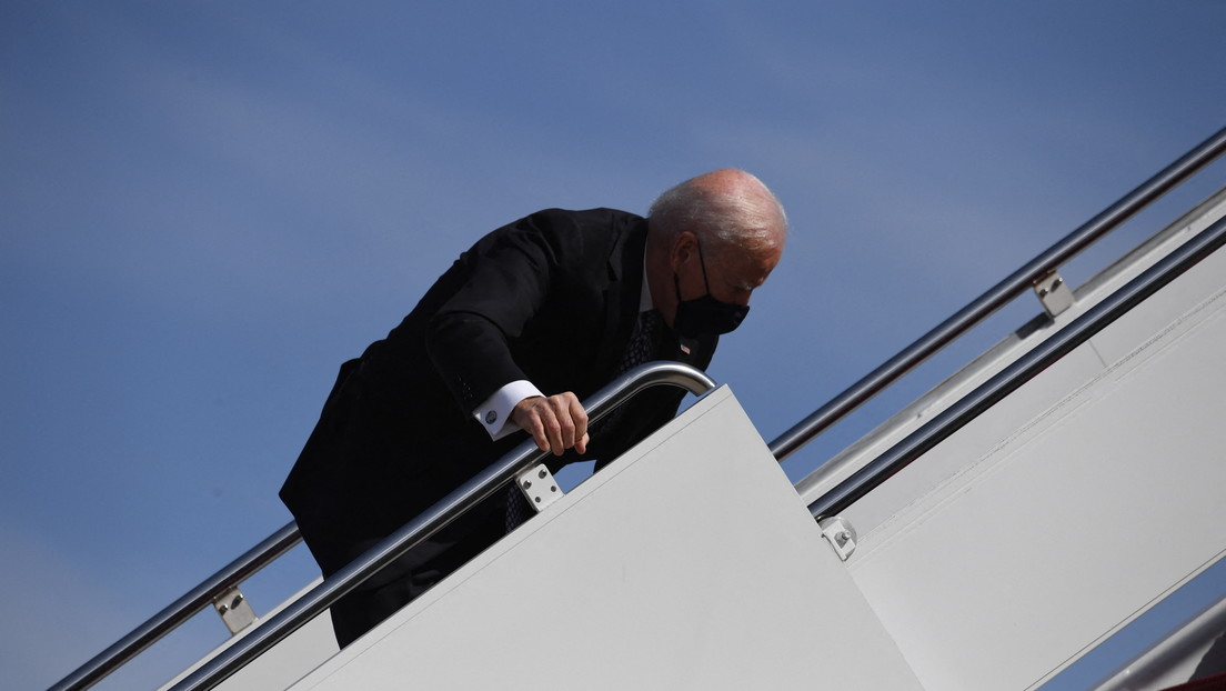 Del clima ventoso a la interferencia rusa: Los mejores memes sobre la caída de Biden en las escaleras del avión presidencial