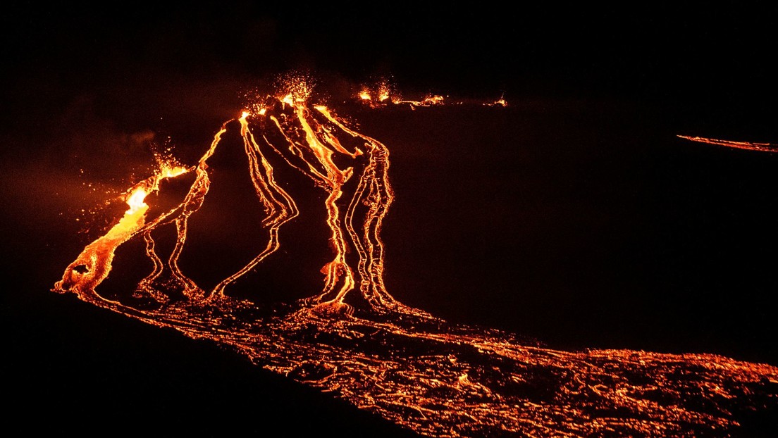 VIDEO: Un dron sobrevuela un volcán islandés en plena erupción y capta un hipnótico espectáculo de lava y humo