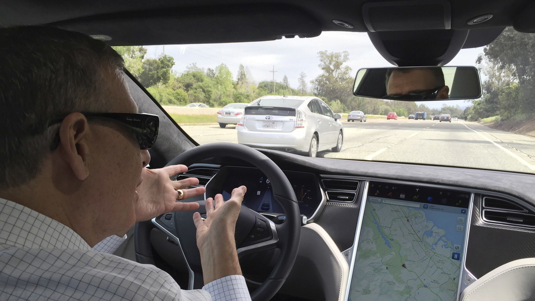 VIDEO: Ponen a prueba la versión beta de conducción autónoma total de Tesla y el resultado deja mucho que desear