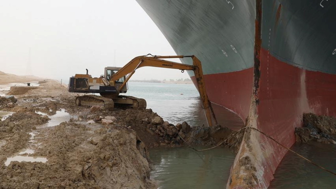 El carguero encallado en el Canal de Suez inspira cuentas de Twitter dedicadas tanto al buque como a la excavadora que intenta liberarlo