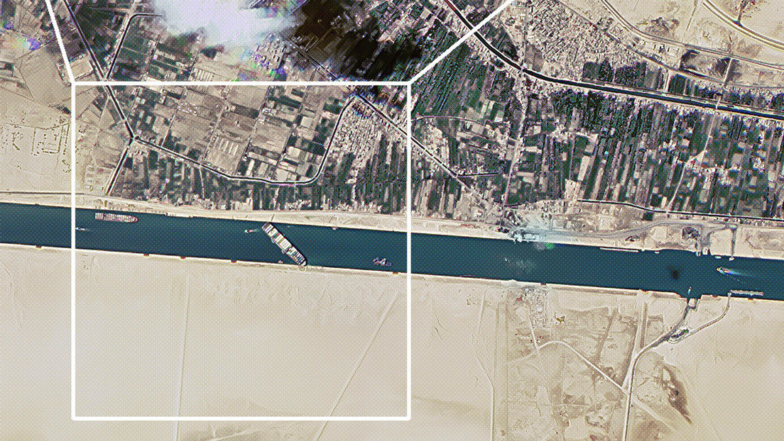 Imágenes satelitales muestran el buque encallado en el canal de Suez