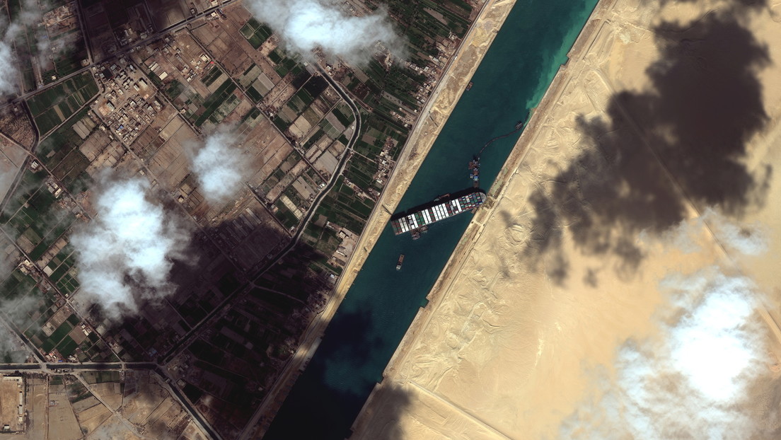 VIDEO: Nuevas imágenes muestran la escala de los atascos frente al Canal de Suez a causa del carguero encallado