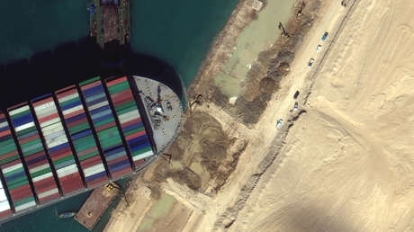 Trasladan el portacontenedores Ever Given desde el canal de Suez hacia lagos cercanos