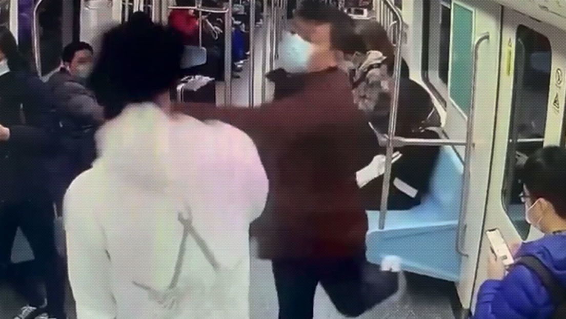 VIDEO: Un hombre propina un puñetazo a un pasajero de metro que le pidió que bajara el volumen de su teléfono