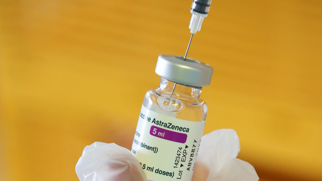 El regulador europeo confirma un posible vínculo de la vacuna AstraZeneca con efectos secundarios "muy raros" de coagulación de la sangre
