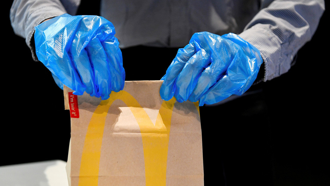 Un empleado de McDonald's publica videos burlándose de los clientes y arruina sus pedidos