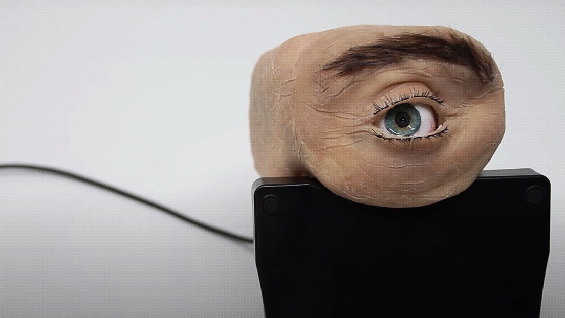 VIDEO: Crean una inquietante cámara web con aspecto de ojo humano que parpadea y sigue con su mirada al usuario
