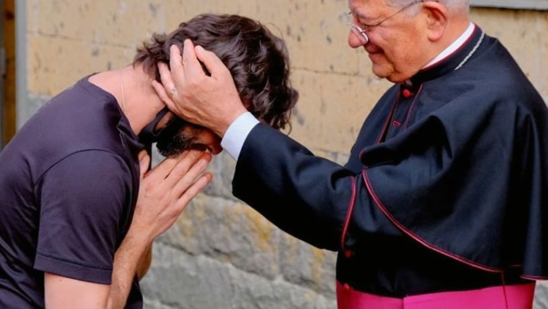 Un sacerdote italiano se enamora y anuncia su despedida de la Iglesia en plena misa dominical