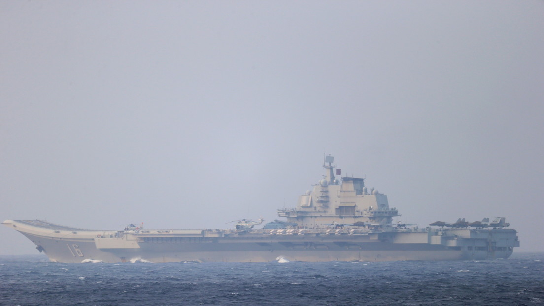 ¿"Guerra cognitiva"?: La inusual foto de dos marinos de EE.UU. 'revuelve las aguas' del mar de la China meridional