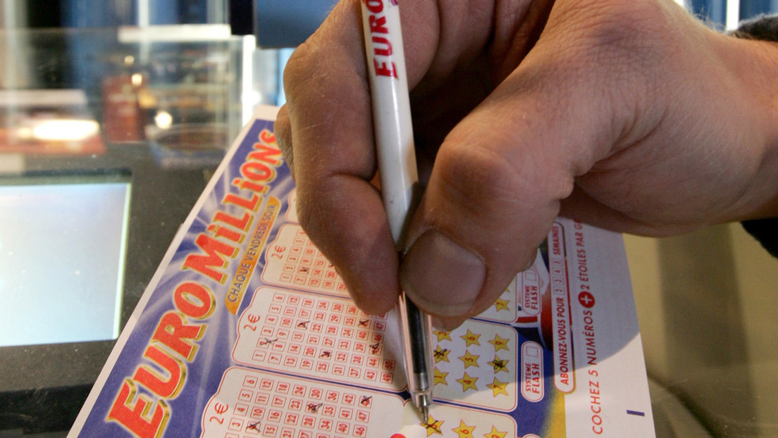 Un abuelo de 80 años gana más de 160.000 dólares en la lotería al olvidar sus lentes y no jugar a los números de siempre