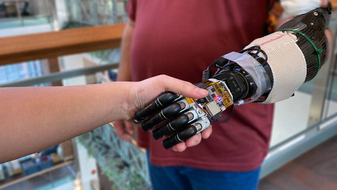 Crean una mano robótica con inteligencia artificial capaz de obedecer órdenes del cerebro y transmitir la sensación del tacto