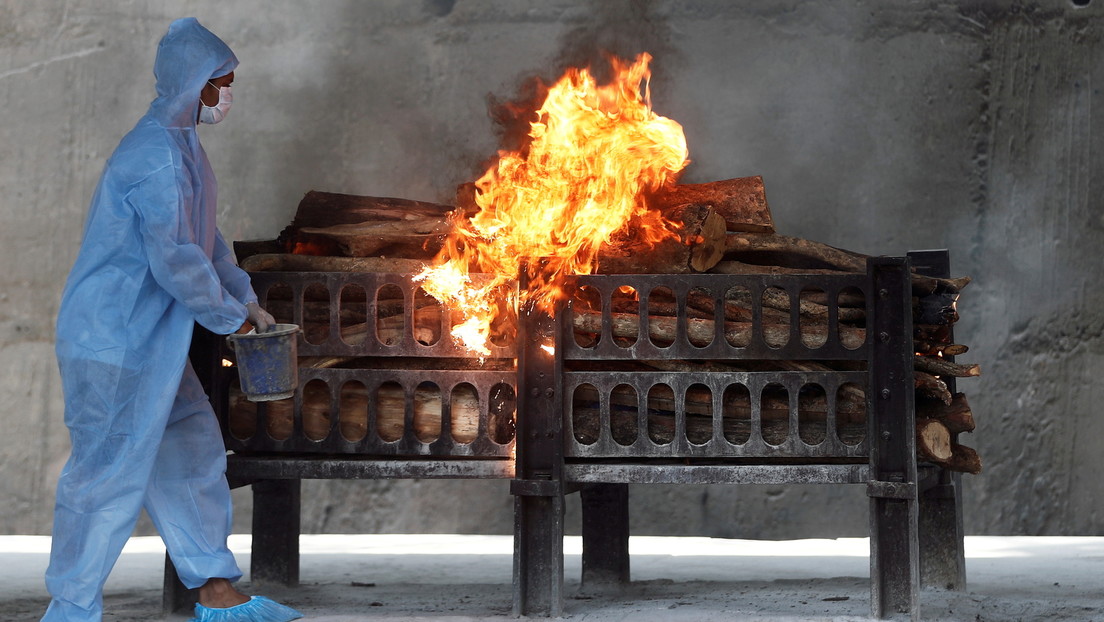 "No había visto tantos cadáveres": Los hornos se funden en los crematorios indios por exceso de muertos del covid-19