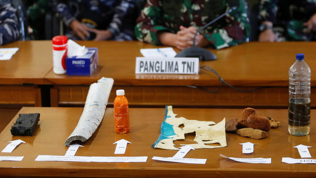 FOTO: La Armada indonesia muestra los artículos encontrados del submarino hundido con 53 tripulantes a bordo
