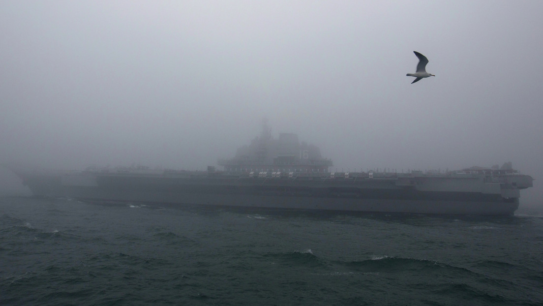 China lanza una 'advertencia' a Japón y envía de nuevo su portaaviones Liaoning a través del estrecho de Miyako
